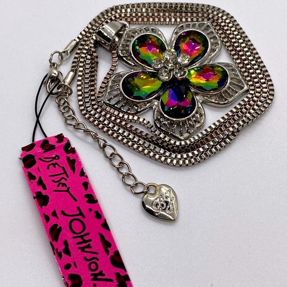 Betsey Johnson Jewelry - NWT ✨🌸Betsey Johnson Necklace and Pendant🌸✨